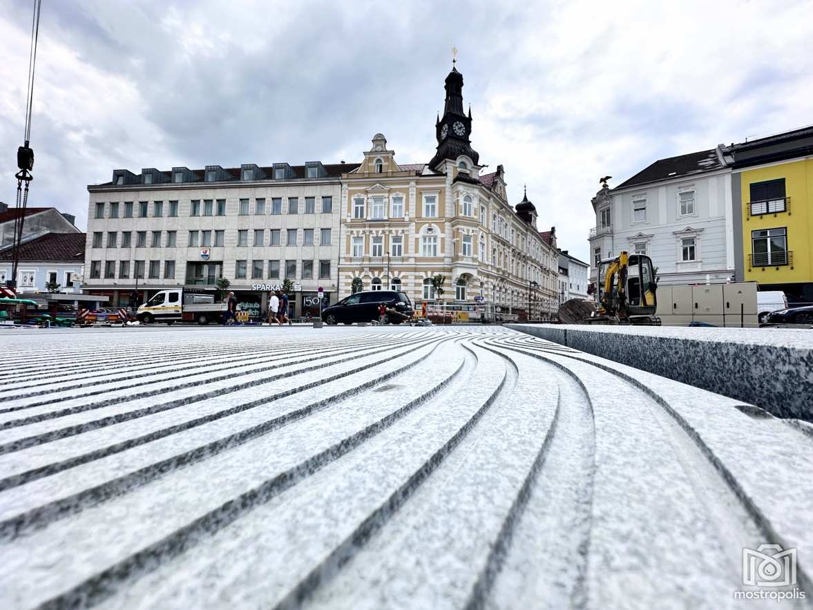 Amstetten Hauptplatz - Brunnen 01.jpeg