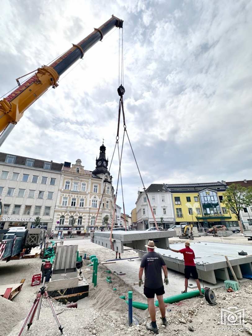 Amstetten Hauptplatz - Brunnen 02.jpeg